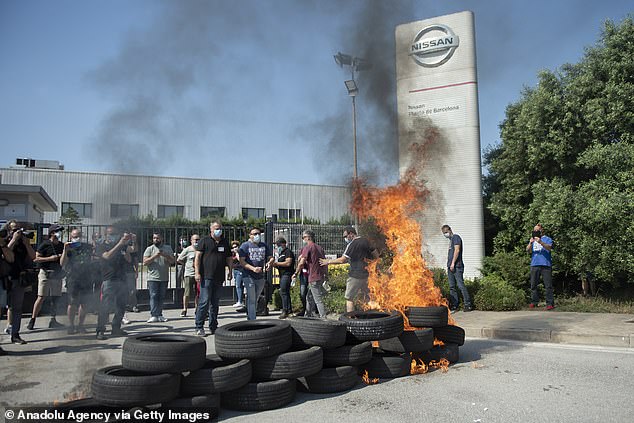 Protester burned a barricade of tyres during outside the Nissan manufacturing plant in Spain