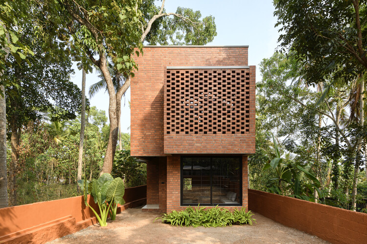 Narrow Brick House / Srijit Srinivas - ARCHITECTS, © Justin Sebastian