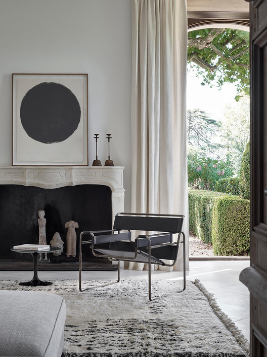 Styling Interiors with Design Icons: Eames, Breuer, Jacobsen, & Bellini - Image 12 of 13